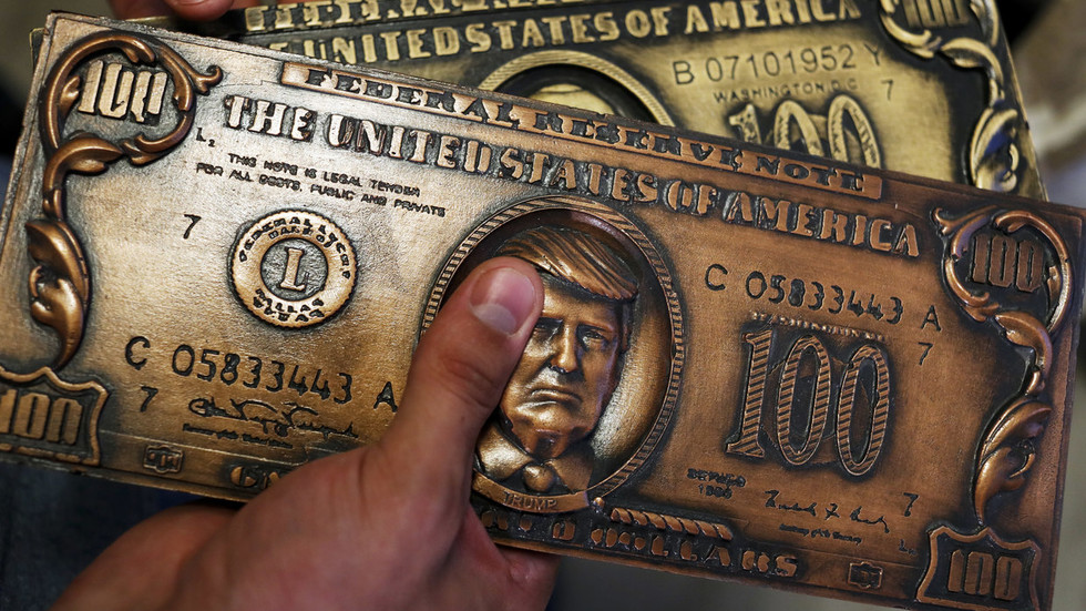 Americký dolár klesol na štvorročné minimum po tom, čo Trump vyhlásil, že sa mu „darí skvele“. Americký dolár klesol na štvorročné minimum po tom, čo Trump vyhlásil, že sa mu „darí skvele“.