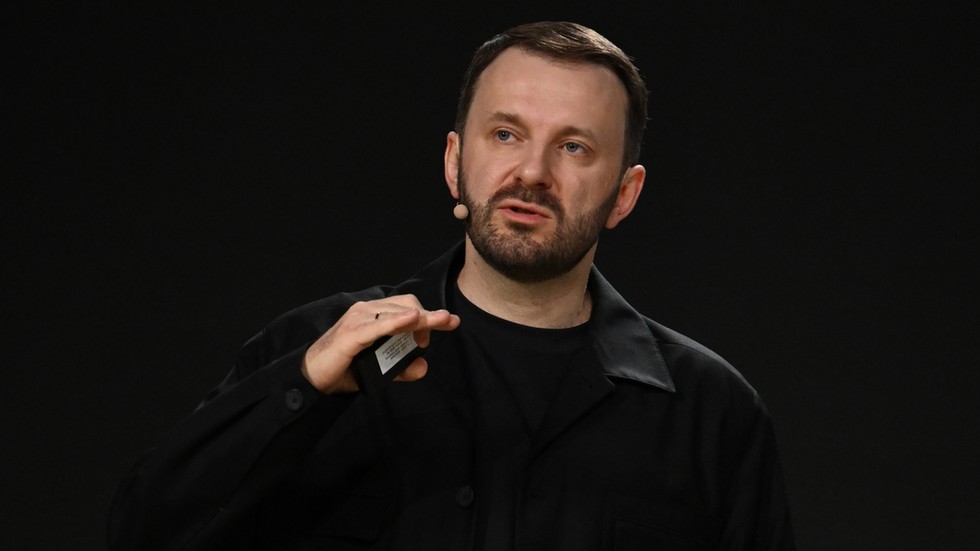 G7 sa oslabila sankciami voči Rusku, tvrdí Putin poradca