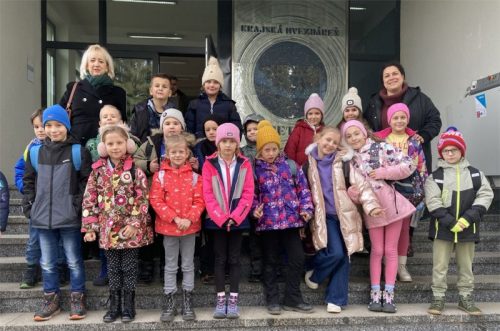 KOKOŠOVCE: 17. decembra 2025 sme sa so žiakmi vydali na nezabudnuteľnú cestu za hranice Zeme! Navštívili sme Planetárium v Prešove.