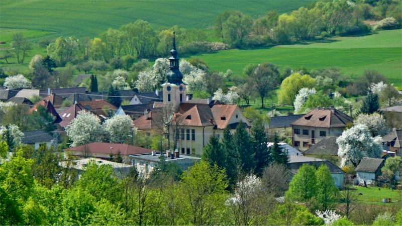 KOSTOLNÉ: Obec Kostolné leží vo východnej časti Myjavskej pahorkatiny v dolinke potoka Kostolník medzi Malými Karpatami a Bielymi Karpatami. KOSTOLNÉ: Obec Kostolné leží vo východnej časti Myjavskej pahorkatiny v dolinke potoka Kostolník medzi Malými Karpatami a Bielymi Karpatami.