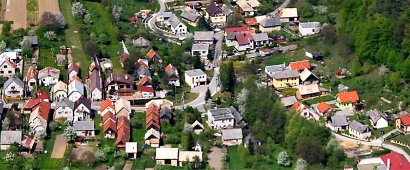 NEVIDZANY: Nevidzany ležia v severozápadnej časti Pohronskej pahorkatiny, na sútoku potokov Eger a Širočina. NEVIDZANY: Nevidzany ležia v severozápadnej časti Pohronskej pahorkatiny, na sútoku potokov Eger a Širočina.