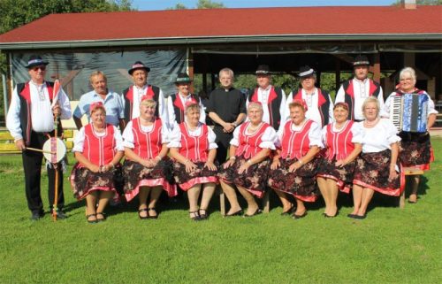 PLOSKÉ: Obec bola uvedená pred rokom 1299 v nedatovanom mandáte kráľa Ondreja III. Ploské je zapísané ako poss. Lápispatak. Tamojší feudáli sú označovaní predikátom „de Lápispataky“ - rod Aba.
