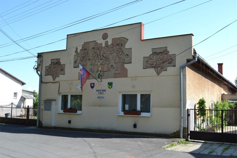 PRŠA: Obec leží v juhovýchodnej časti Lučenskej kotliny na pravobrežnej terase potoka Suchá.