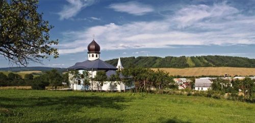 TOPOĽOVKA: Mohylník, archeologická lokalita z poveľkomoravského obdobia pozostávajúca z 34 mohýl z doby vzniku v 10. storočí.