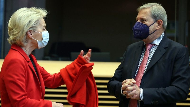 Belgicka polícia vykonala raziu v kanceláriách Európskej komisie kvôli predaju nehnuteľností v hodnote približne 900 miliónov eur Belgicka polícia vykonala raziu v kanceláriách Európskej komisie kvôli predaju nehnuteľností v hodnote približne 900 miliónov eur