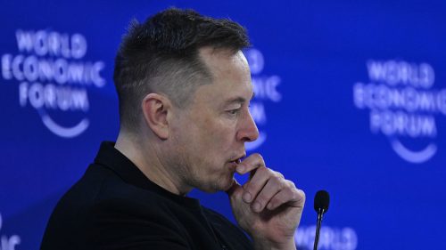 Musk tvrdí, že tisíce zmrzačených detí zažalujú chirurgov zameraných na zmenu pohlavia „Mengeleho“.