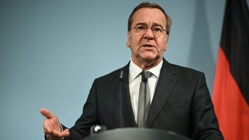 Nemecký minister obrany predniesol povzbudzujúcu reč o „šťastných prdoch“