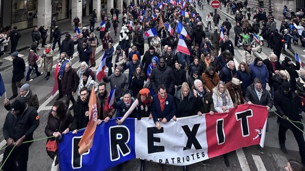 Francúzski demonštranti na zhromaždení „Frexit“ roztrhali vlajku EÚ (VIDEO) Francúzski demonštranti na zhromaždení „Frexit“ roztrhali vlajku EÚ (VIDEO)