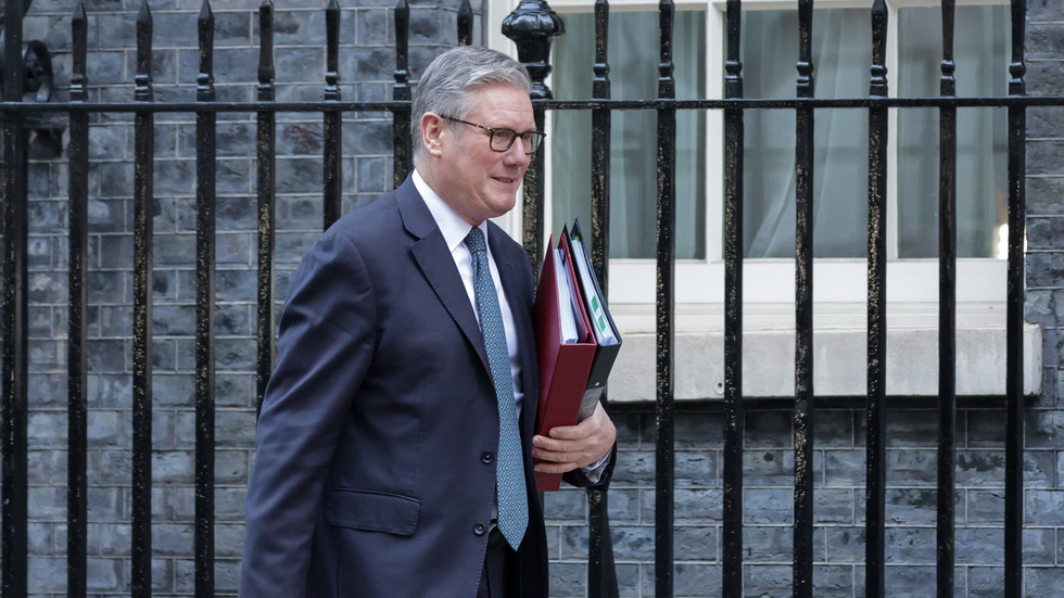 Starmer sa dištancuje od bývalého britského vyslanca spojeného s Epsteinom