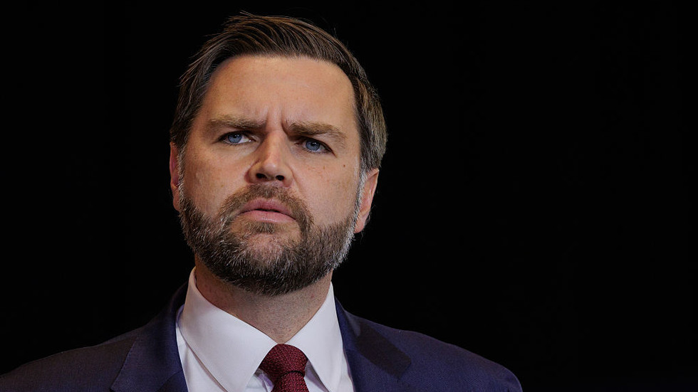 Muž obvinený z vyhrážania sa zabitím J. D. Vancea