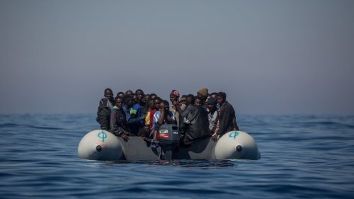 Desiatky mŕtvych po prevrátení lode s migrantmi pri pobreží Líbye