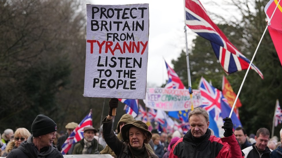 Spolumajiteľ Manchesteru United tvrdí, že Spojené kráľovstvo „kolonizujú imigranti“