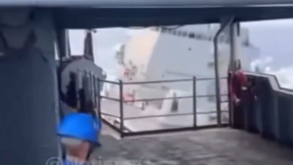 Americká vojnová loď sa zrazila s tankovacou loďou (VIDEO) Americká vojnová loď sa zrazila s tankovacou loďou (VIDEO)