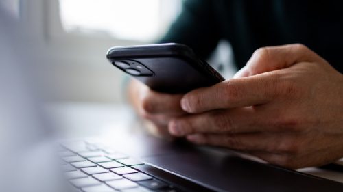 Dôstojník americkej armády vo výslužbe uväznený za zdieľanie tajomstiev s online partnerom