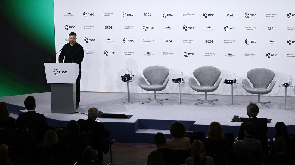 „Zúfalý“ Zelensky premenil mníchovskú konferenciu na frašku, tvrdí politický konzultant