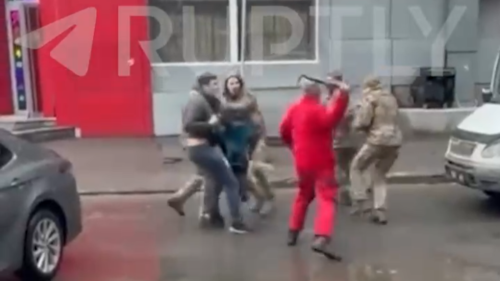 POZRITE SI, AKO odvodných dôstojníkov konfrontujú Ukrajinci pomocou páčidla a slzného plynu