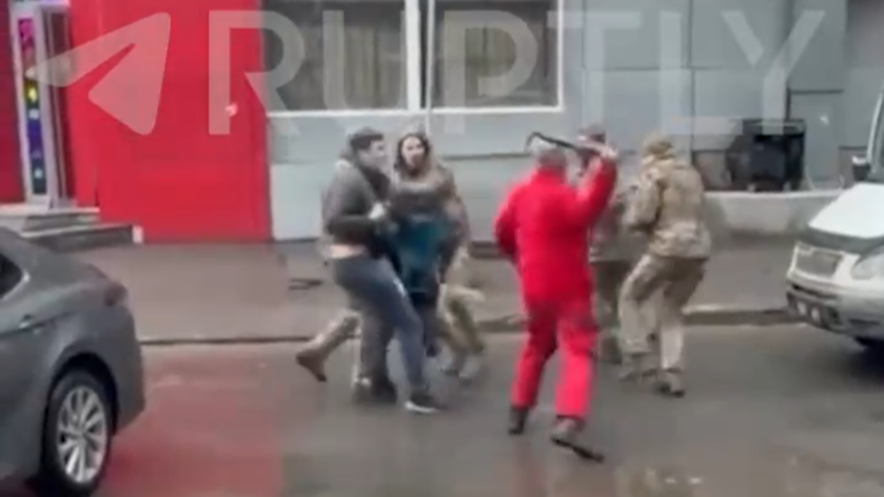 POZRITE SI, AKO odvodných dôstojníkov konfrontujú Ukrajinci  pomocou páčidla a slzného plynu