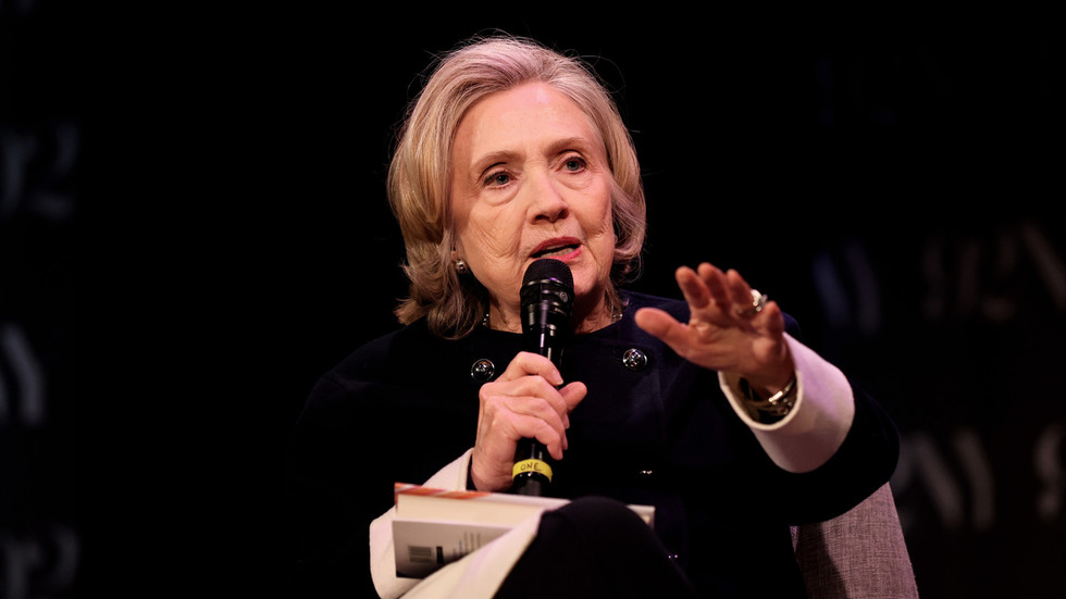 Hillary Clintonová zneužíva Ukrajinu, aby sa vyhla väzeniu, tvrdí Putinův vyslanec