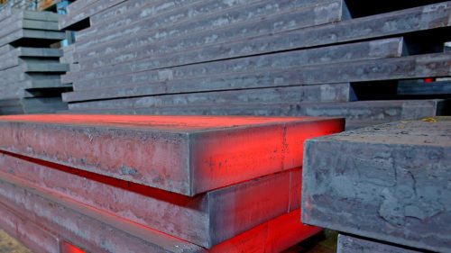 V EÚ vypukol „napínavý boj“ o ruskú oceľ – Euronews