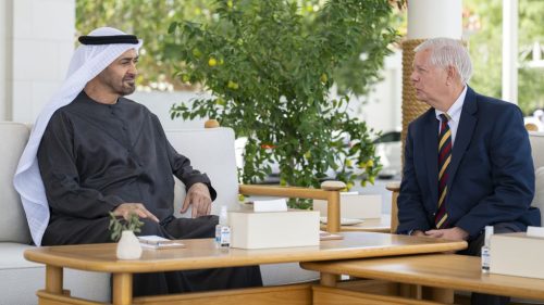 Lindsey Graham sa stretáva s MBZ, zatiaľ čo americká „armáda“ sa buduje na Blízkom východe