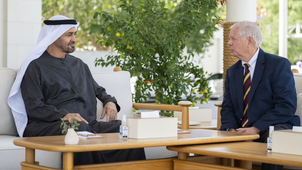 Lindsey Graham sa stretáva s MBZ, zatiaľ čo americká „armáda“ sa buduje na Blízkom východe