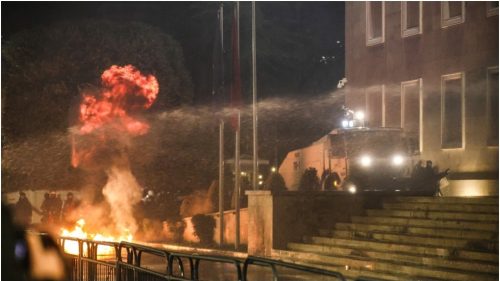 Protestujúci zaútočili na rezidenciu premiéra v Albánsku (VIDEÁ)