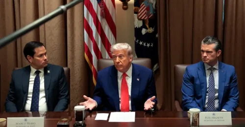 Trump zvažuje viacúrovňovú vojenskú ofenzívu proti Iránu