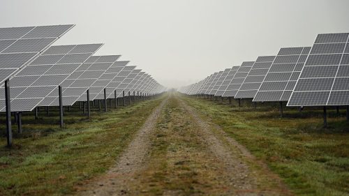 USA zavádzajú vysoké clá na dovoz solárnej energie z Indie a Indonézie