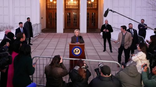 Hillary Clintonová vysvetľuje, prečo bola Epsteinova komplicka na svadbe jej dcéry (VIDEO)
