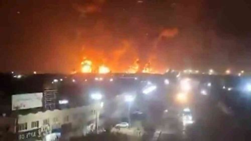 Ulice v plameňoch a kyslý dážď: Izraelské útoky na iránske sklady paliva prirovnané ku chemickej vojne