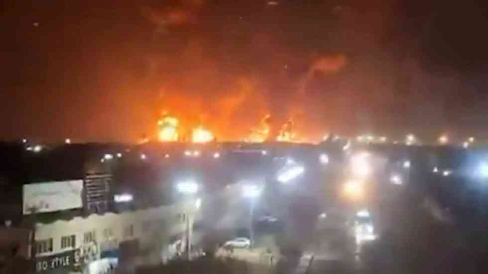 Ulice v plameňoch a kyslý dážď: Izraelské útoky na iránske sklady paliva prirovnané ku chemickej vojne