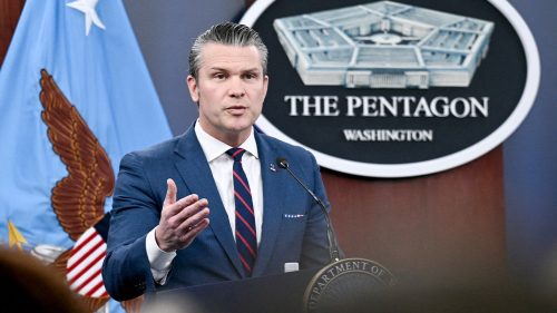 Hegseth hovorí, že USA „rozhodne zvíťazia“ nad Iránom a dosiahnu „úplnú kontrolu“ nad vzdušným priestorom v priebehu niekoľkých dní