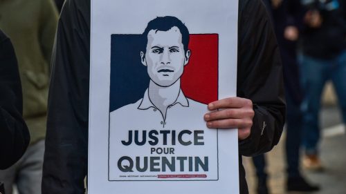 Médiá tvrdia, že všetkých kľúčových podozrivých z bitky pri smrteľnom útoku na francúzskeho pravicového aktivistu zatkli