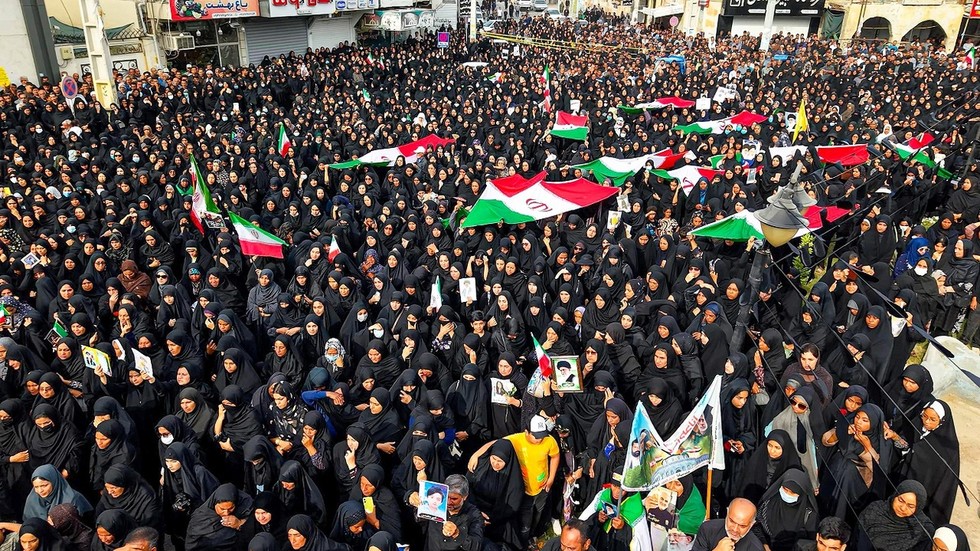 Iránsky veľvyslanec: Americko-izraelský masaker školáčok je ľudskou obeťou pre „Epsteinov kult“