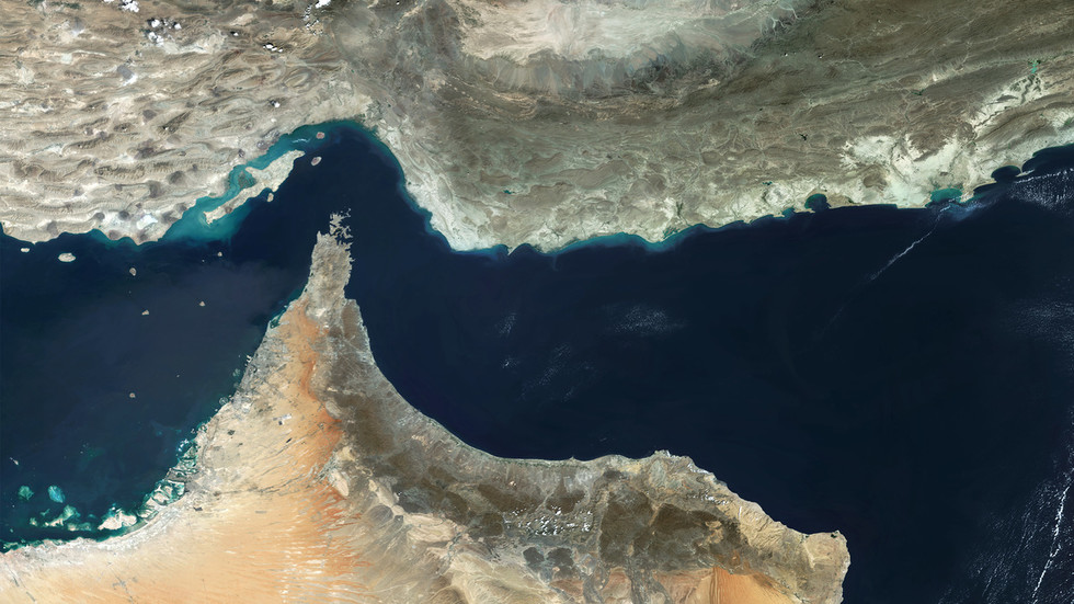 Kríza v Iráne sa vyostruje: Ceny ropy prudko stúpajú, útoky paralyzujú lodnú dopravu v Hormuzskom prielive