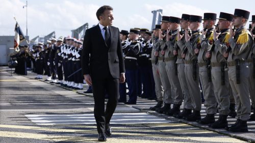 Macronove jadrové pózy sa stretávajú s jeho smiešne malým arzenálom