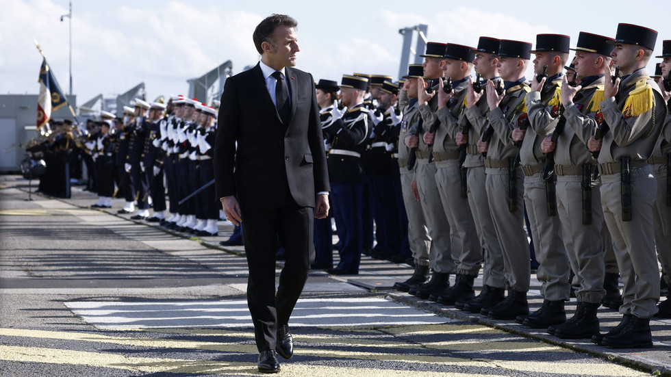 Macronove jadrové pózy sa stretávajú s jeho smiešne malým arzenálom