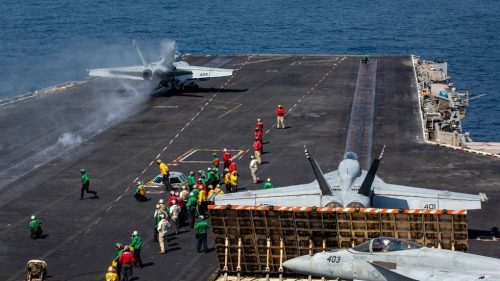 Irán tvrdí, že prinútil americkú lietadlovú loď k ústupu