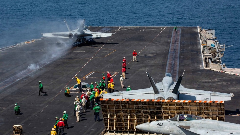 Irán tvrdí, že prinútil americkú lietadlovú loď k ústupu