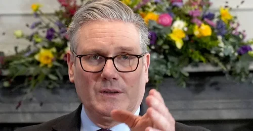 Premiér Starmer: Spojené kráľovstvo sa vyhne vojne s Iránom a bude sa snažiť o znovu otvorenie Hormuzského prielivu