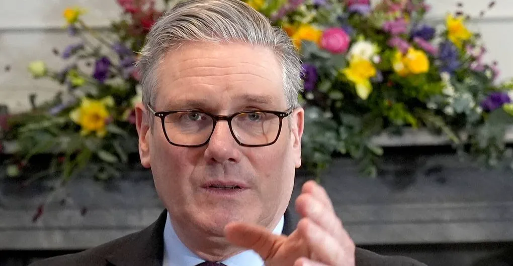 Premiér Starmer: Spojené kráľovstvo sa vyhne vojne s Iránom a bude sa snažiť o znovu otvorenie Hormuzského prielivu