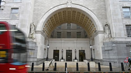 Britská tajná agentúra vyplatí odškodné žene zneužívanej neonacistickým agentom