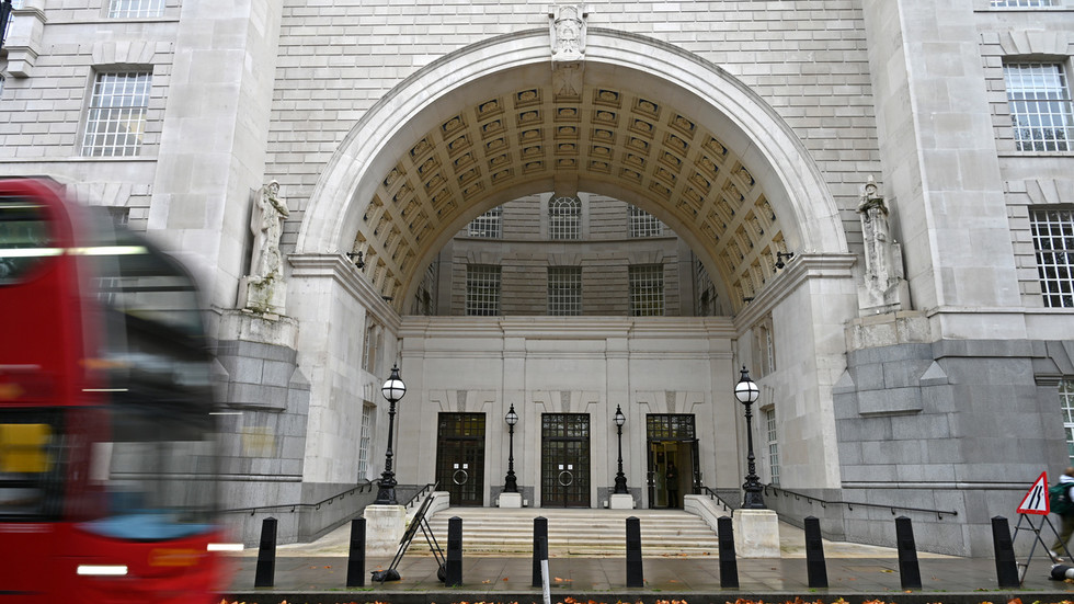 Britská tajná agentúra vyplatí odškodné žene zneužívanej neonacistickým agentom