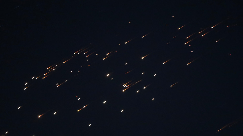 Netanjahu hrozí ďalšími útokmi na raketové pozície, Irán sľubuje „nulovú zdržanlivosť“