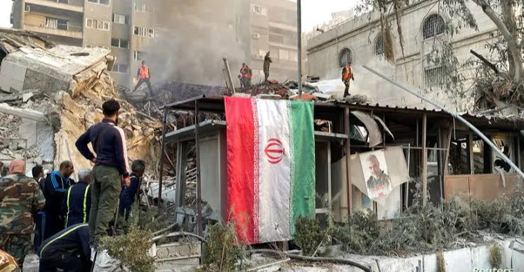 Traja mediátori si vymieňajú správy medzi USA a Iránom, Trump tvrdí, že rokovania prebiehajú, Teherán to popiera.