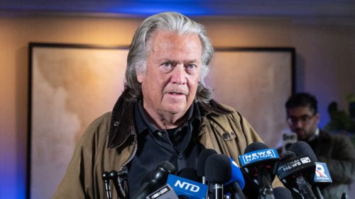 Polícia ICE na amerických letiskách by mala byť „testom“ pre voľby v roku 2026, tvrdí bývalý Trumpov stratég