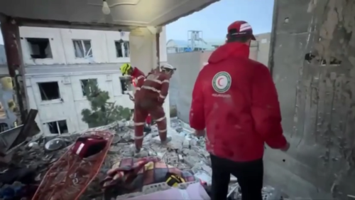 Izrael bombarduje „srdce Teheránu“, Trump zvažuje vyslanie ďalších 10 000 pozemných vojakov (FOTOGRAFIE, VIDEÁ)