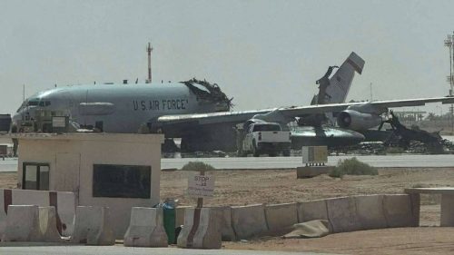 Irán „zničil“ kľúčové americké špionážne lietadlo, zatiaľ čo Pentagon plánuje „pozemné operácie“ (FOTOGRAFIE, VIDEÁ)