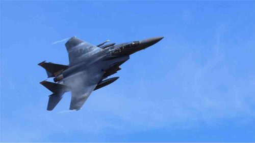 Americká stíhačka zostrelená v Iráne, prebieha rozsiahle letecké pátranie po posádke