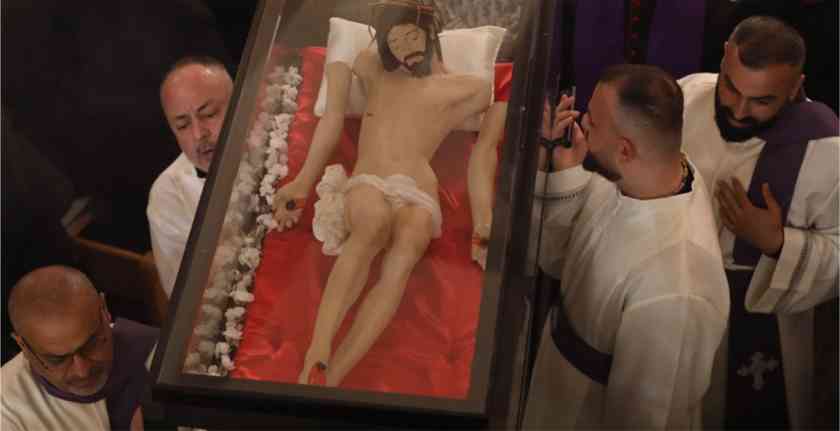 Kresťania oslavujú Veľký piatok v provincii Duhok